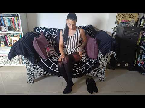 [4k] Maríne prueba las medias negras de Mora con diseño mitad opaco y rayado