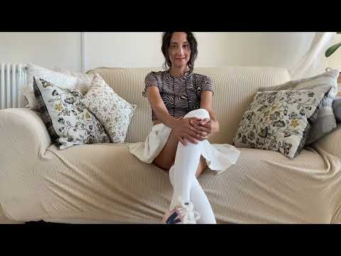 Ariannys prova le calze parigine Hishiny in cotone bianco