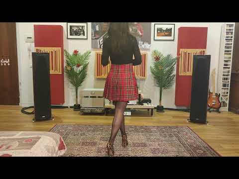 Chiara prova le calze per reggicalze Veneziana Roberta vintage e scarpe Zzheels con motivo animalier