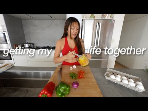 getting my life together for 2024 living in NYC (vision boards, appointments, skincare, cooking)