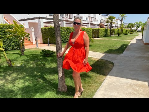 I thought I’d take you for a quick drive around the resort even though it’s bonkers hot 🥵 🏖☀️☀️