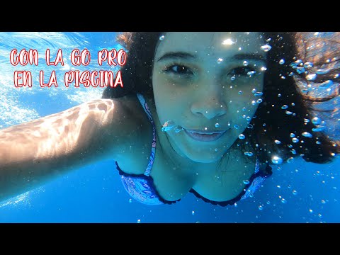 Jugando con la go pro en la piscina