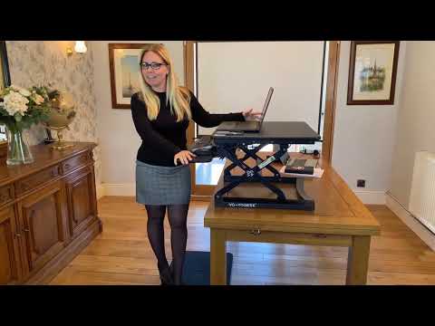 Today I’m sharing my awesome yo yo desk mini and you’ll love it 😍 #business #tights #blonde #glasses