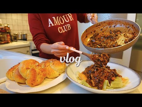VLOG | cooking on a rainy day 🌧️ silky mushroom ragu, garlic knots & leek potato mash