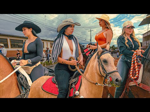 Beautiful Cowgirls Riding in COLOMBIA 😍 #horse #latina