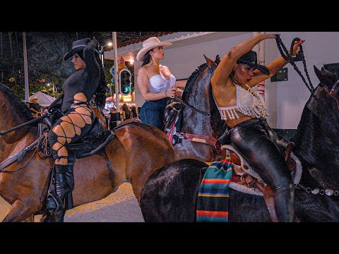 BEAUTIFUL LATINAS HORSE RIDING AT NIGHT 😍 COLOMBIAN PARADISE #rodeo #horseriding