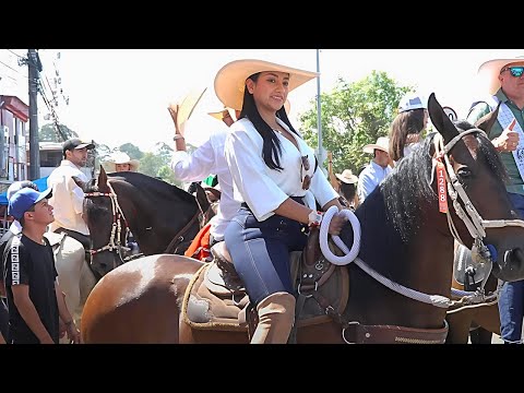 BEAUTIFUL MATURE WOMEN RIDING IN MANIZALES #latina #colombia  #horseriding  #beautifulwomen #cowgirl