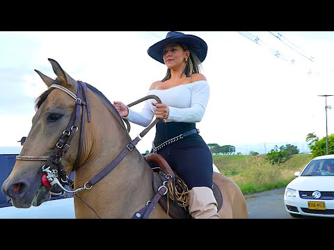 BEAUTIFUL WOMEN RIDING IN LA MARINA   #latina #colombia  #horseriding  #beautifulwomen #cowgirl