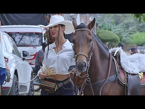 BEAUTIFUL WOMEN RIDING IN ROLDANILLO #latina  #colombia  #horseriding  #beautifulwomen #cowgirl