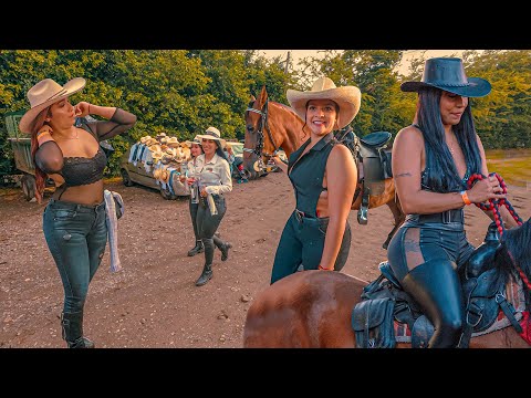 Beautiful Women Walking Around in COLOMBIAN Rodeo 🔥 #curvy #rodeo #horseriding