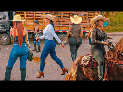 Breathtaking Women Ride Horses in COLOMBIA 😍 Amazing Rodeo 2024