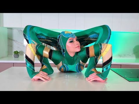 Contortion on the Kitchen. Flexshow.