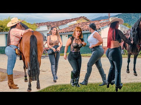 Curvy Women Riding Horses in Colombia 😍 Amazing Rodeo 2025