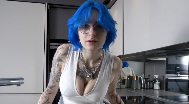 Fashion Star Lyra Crow Makes Sandwich