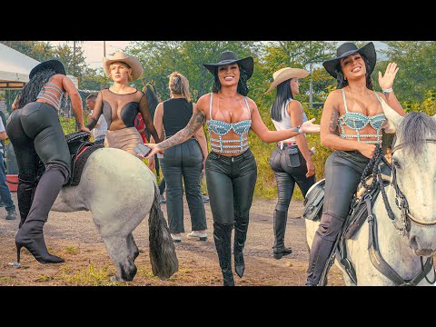 The Most STUNNING WOMEN Ride Horses 🎄 COLOMBIA