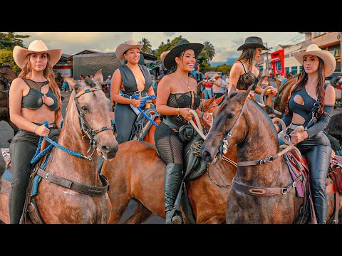 This is COLOMBIAN PARADISE 😍 Cowgirls Riding Horses 2024